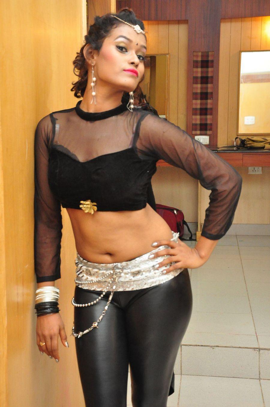 Dancer Nisha Stills At Aatadukundam Raa Audio Launch
