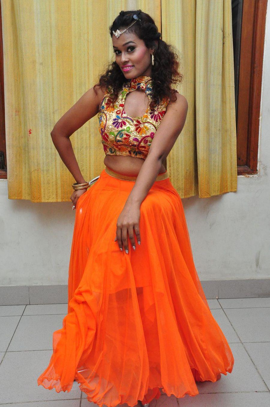 Dancer Nisha Stills At Aatadukundam Raa Audio Launch