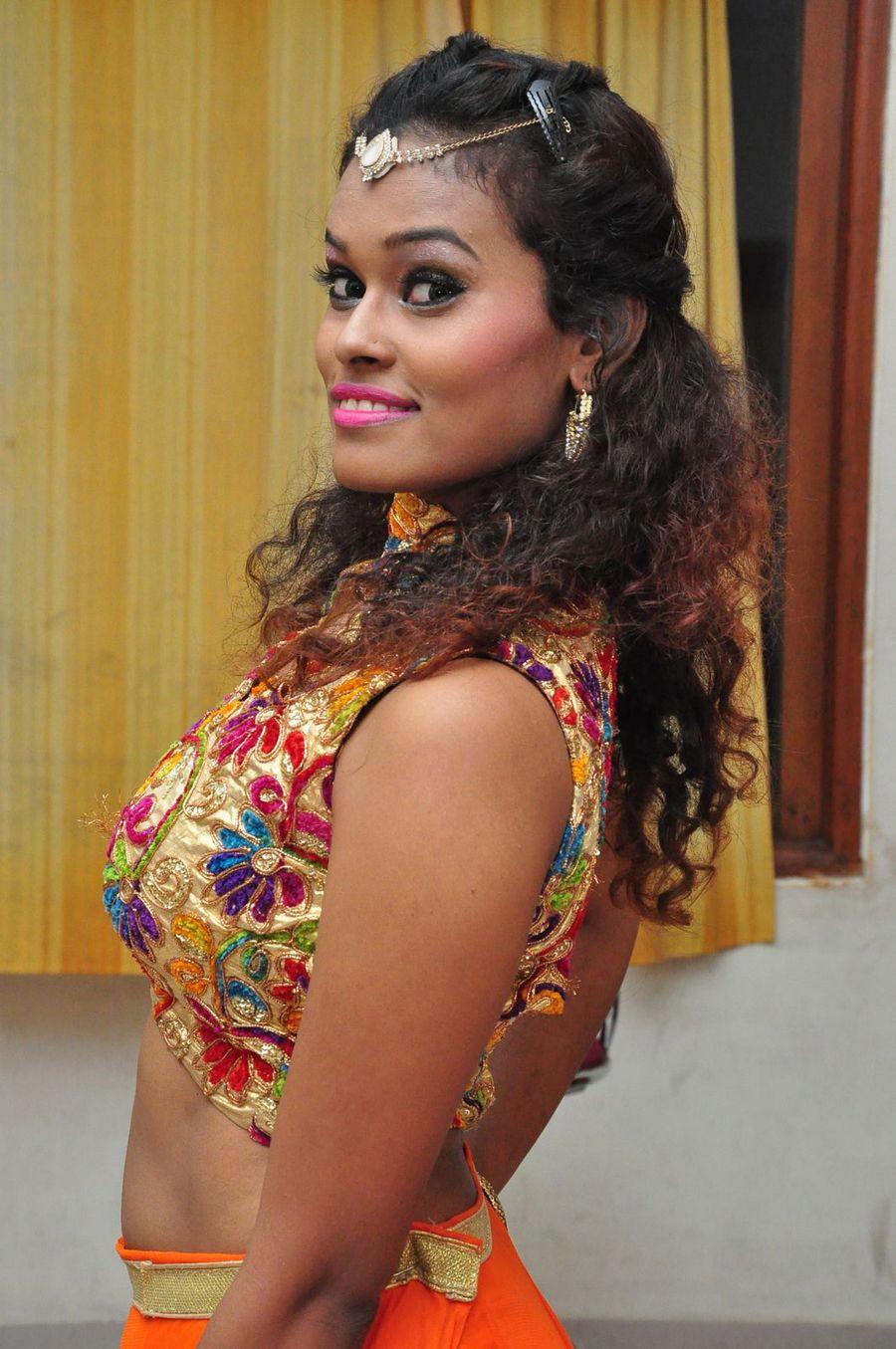 Dancer Nisha Stills At Aatadukundam Raa Audio Launch