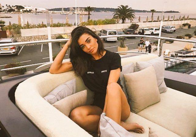 EXTREMELY HOT: British girl exposing in BIKINI & Showing Cleavage Stills