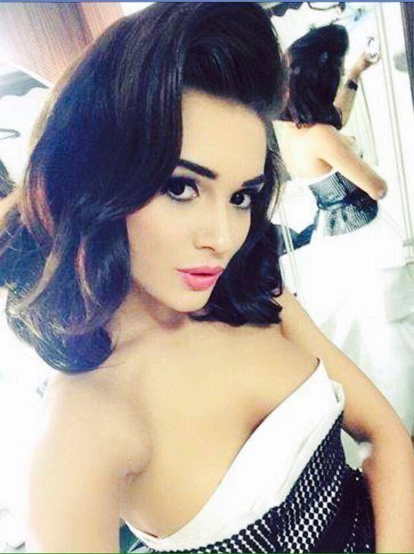 EXTREMELY HOT: British girl exposing in BIKINI & Showing Cleavage Stills