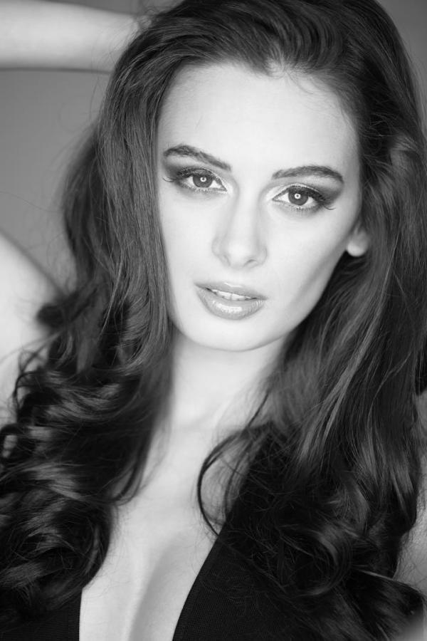 Evelyn Sharma Posted Bikini Photos on Her Instagram