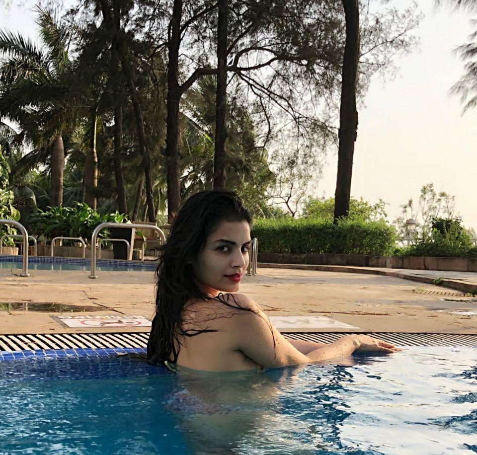 Ex Bigg Boss Contestant Sonali Raut Chilling In Pool