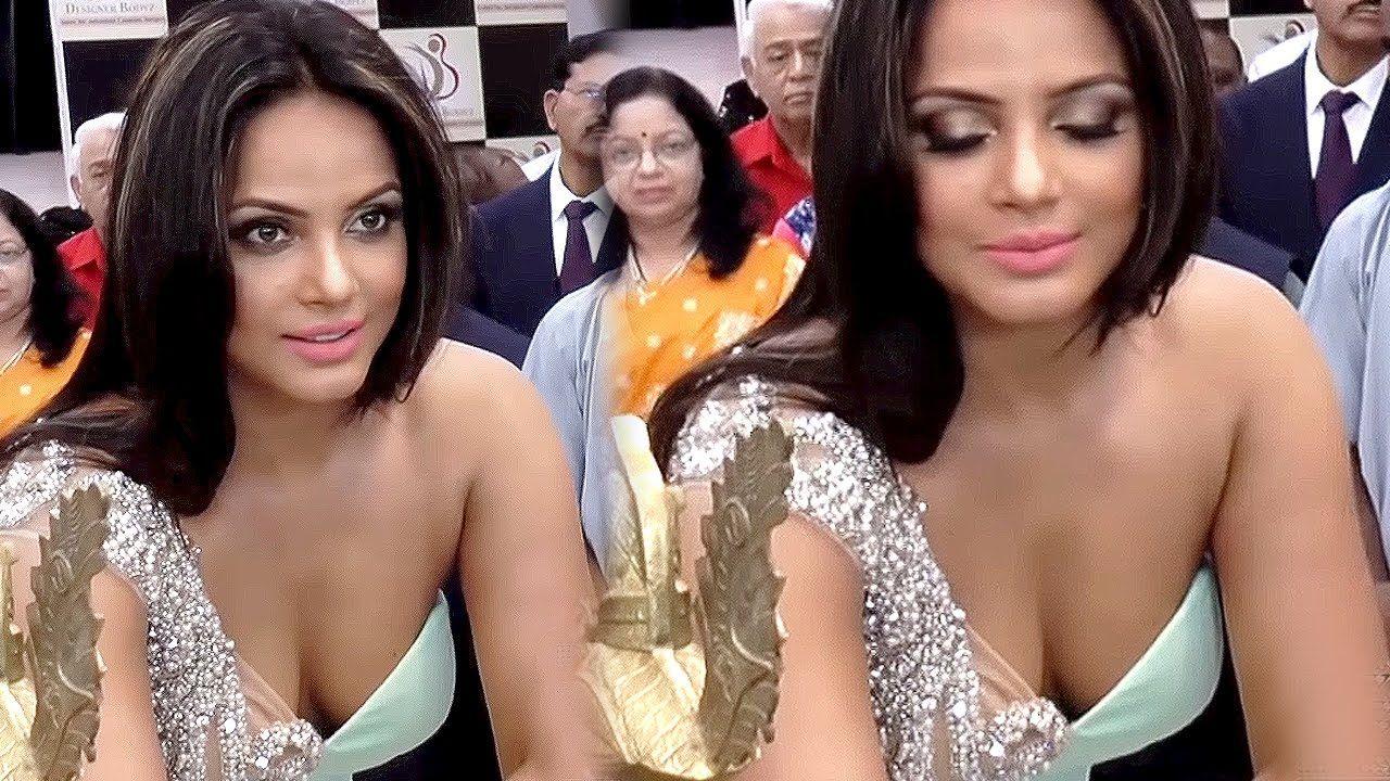 HOT Neetu Chandra Oops Moment Caught In Camera