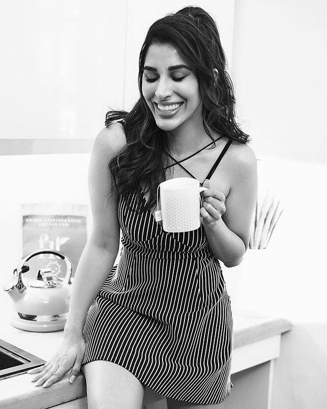 Here are some recent Hot & Spicy pics of Pretty gal Sophie Choudry