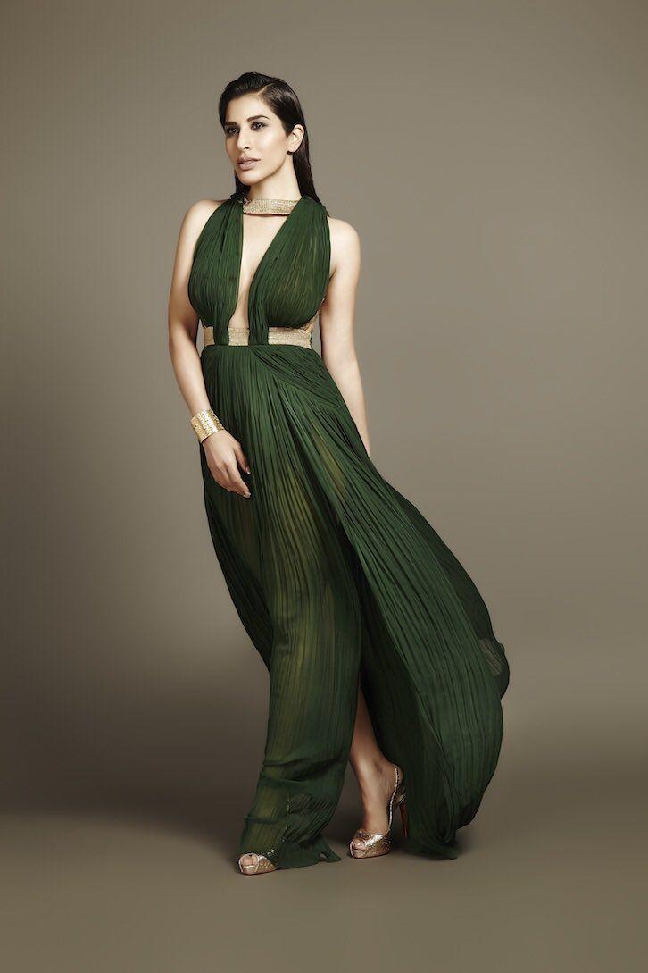 Here are some recent Hot & Spicy pics of Pretty gal Sophie Choudry