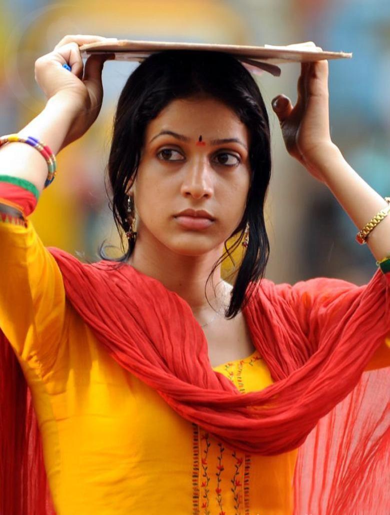 Homely Actress shows off her HOTNESS