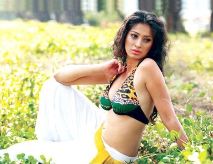 Hot & Sensual Navel Photo's Collection of Raai laxmi