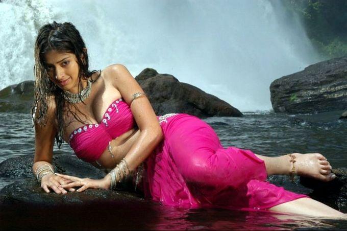 Hot & Sensual Navel Photo's Collection of Raai laxmi