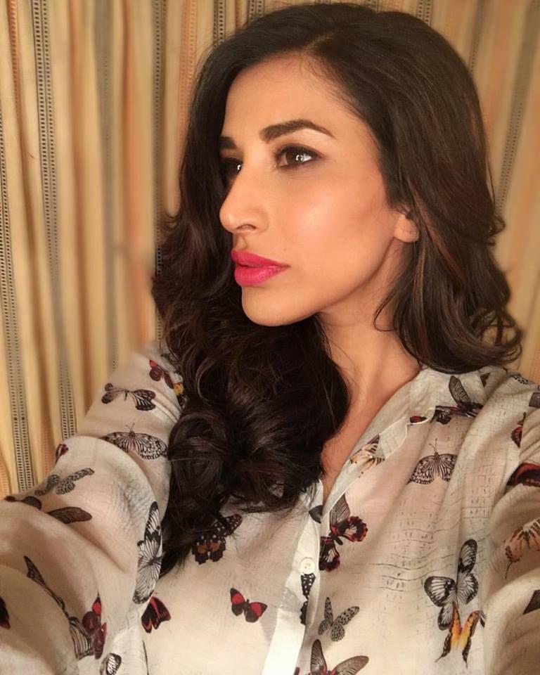 Hot & Sensual Unseen Photo's of Sophie Choudry