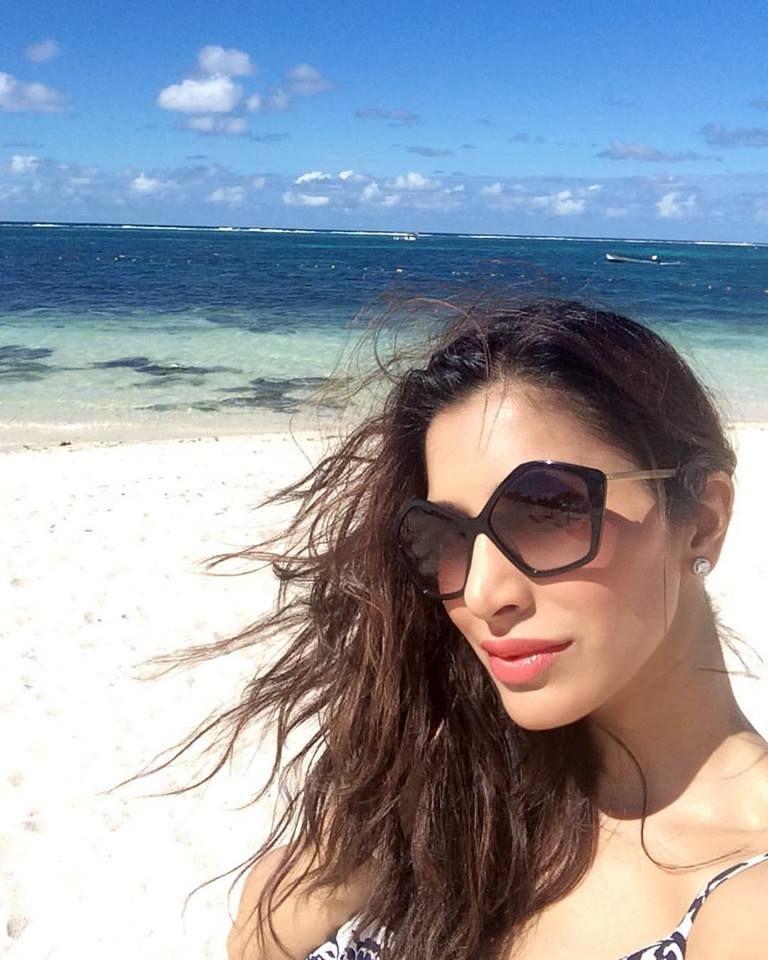 Hot & Sensual Unseen Photo's of Sophie Choudry