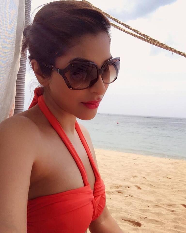 Hot & Sensual Unseen Photo's of Sophie Choudry