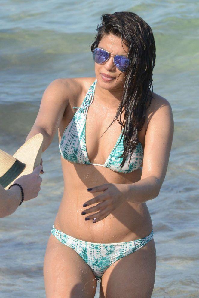Hot & Sexy Pictures of Priyanka Chopra