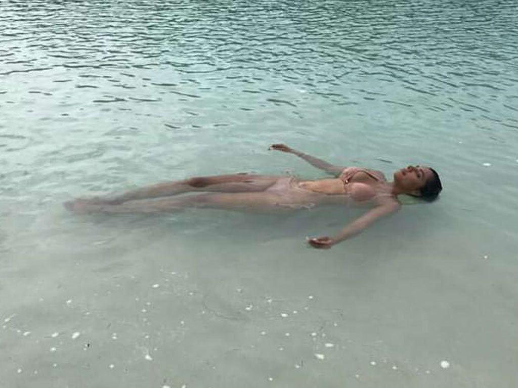 Hot & Sizzling Bikini Photo's of Calendar Girl Actress Ruhi Singh