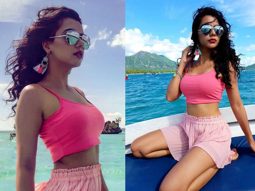 Hot & Sizzling Bikini Photo's of Calendar Girl Actress Ruhi Singh