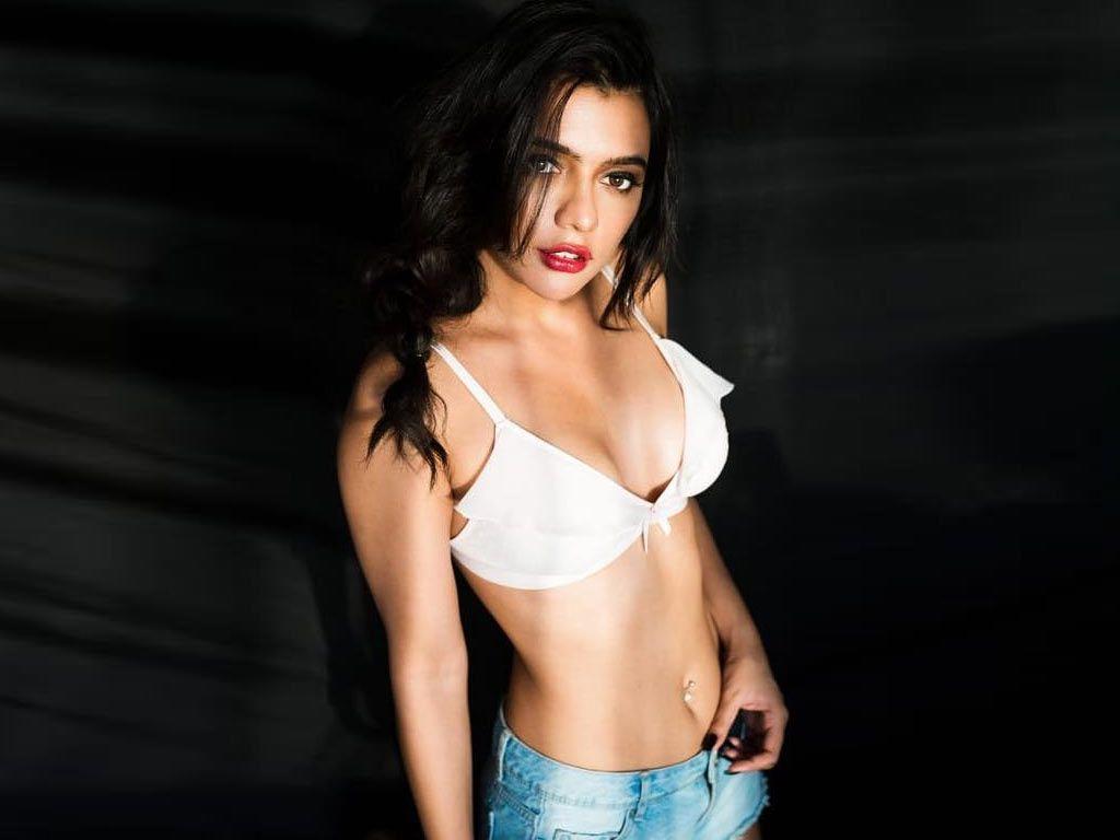 Hot & Sizzling Bikini Photo's of Calendar Girl Actress Ruhi Singh