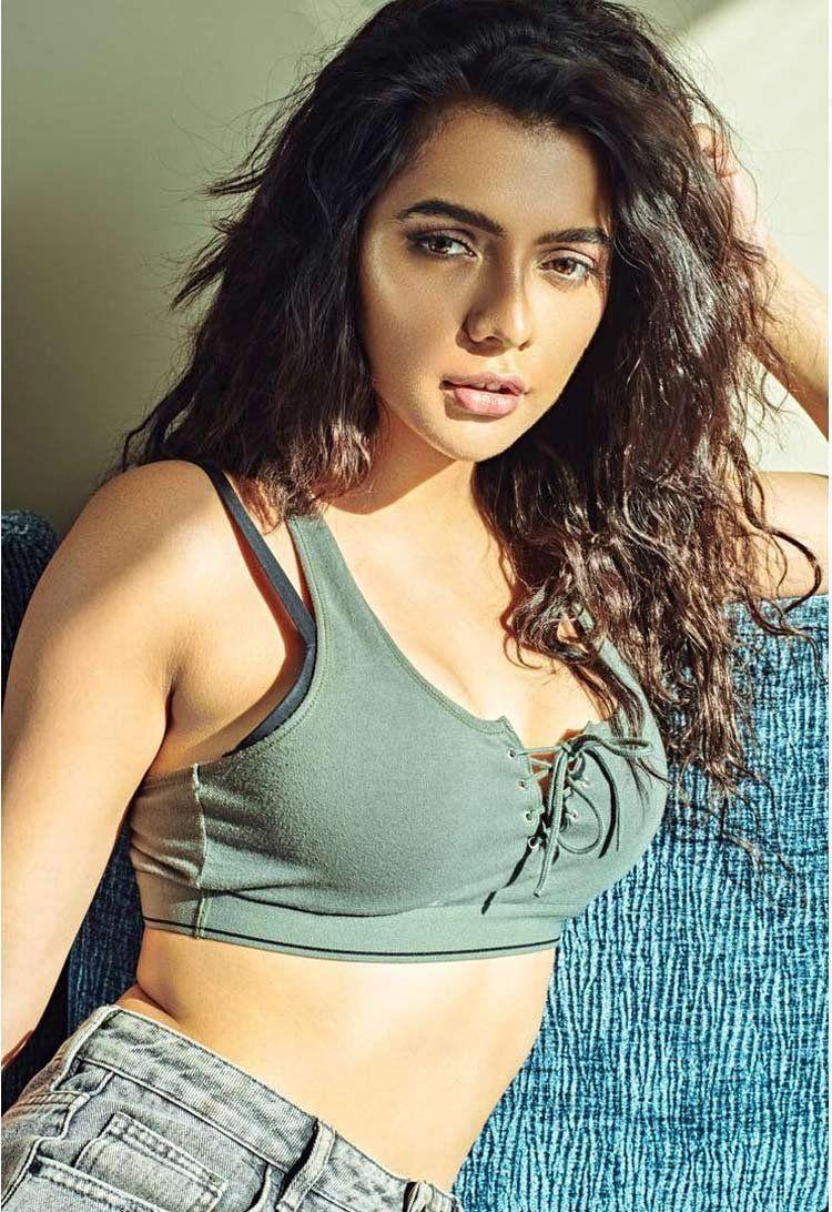 Hot & Sizzling Bikini Photo's of Calendar Girl Actress Ruhi Singh