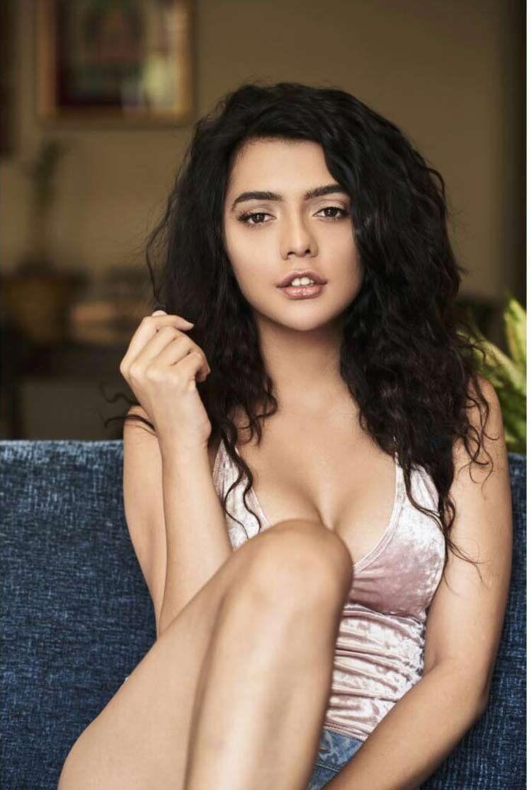 Hot & Sizzling Bikini Photo's of Calendar Girl Actress Ruhi Singh