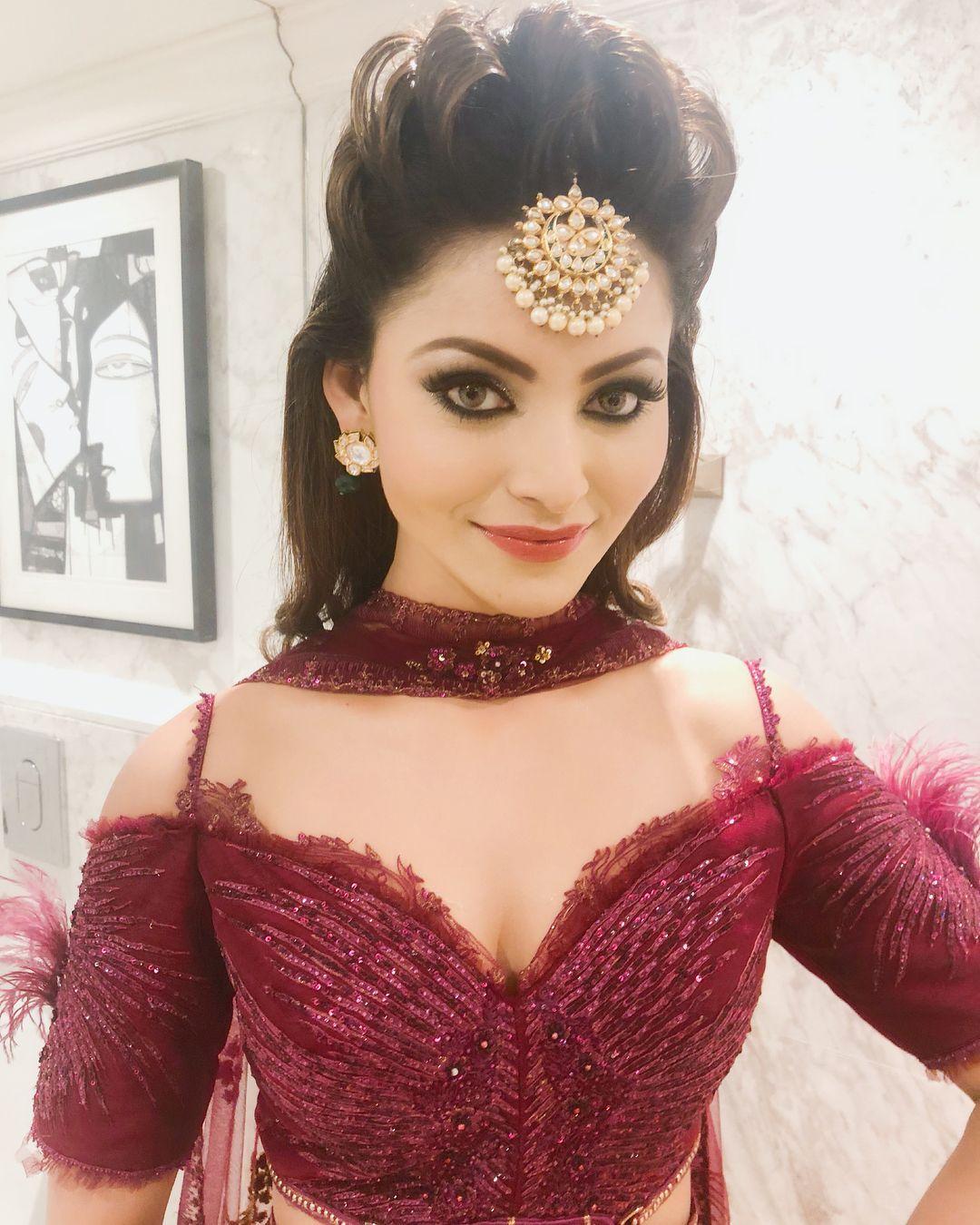 Hot & Sizzling Photos Of Urvashi Rautela Latest Images Sexy Wallpapers