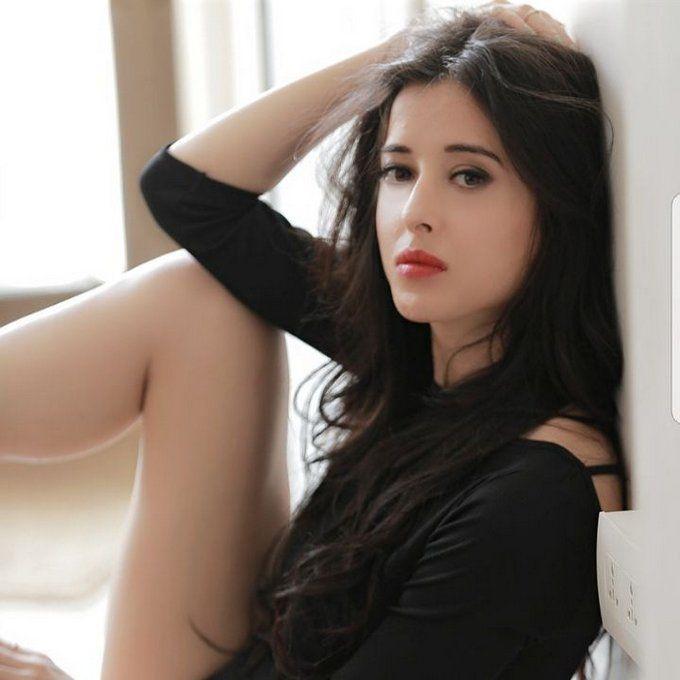 Hot & Spicy Photos of Young Model Suzanna will treat your sore eyes