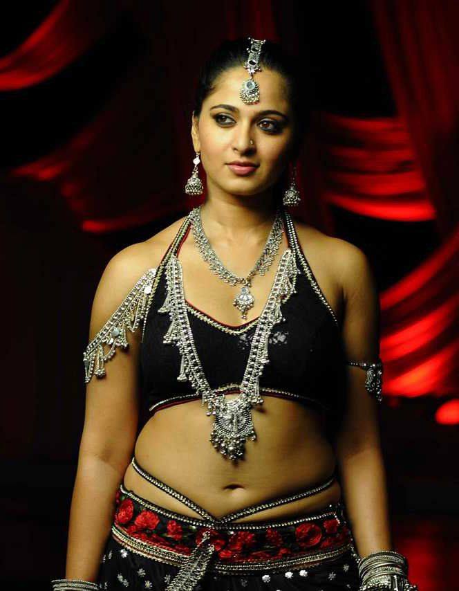 Hot Anushka in Saree Photos