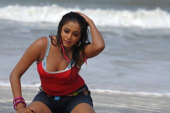 Hottest South Indian actress wet photos IN Beach