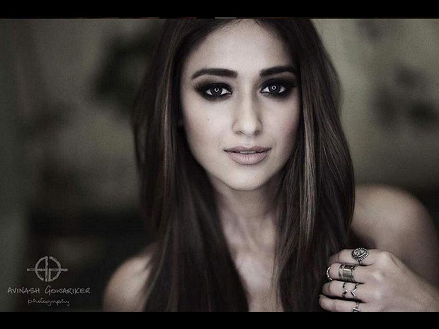B'day Special: Ileana D'Cruz Hot & Spicy Wet Navel Show Photos are too Hot to Handle!