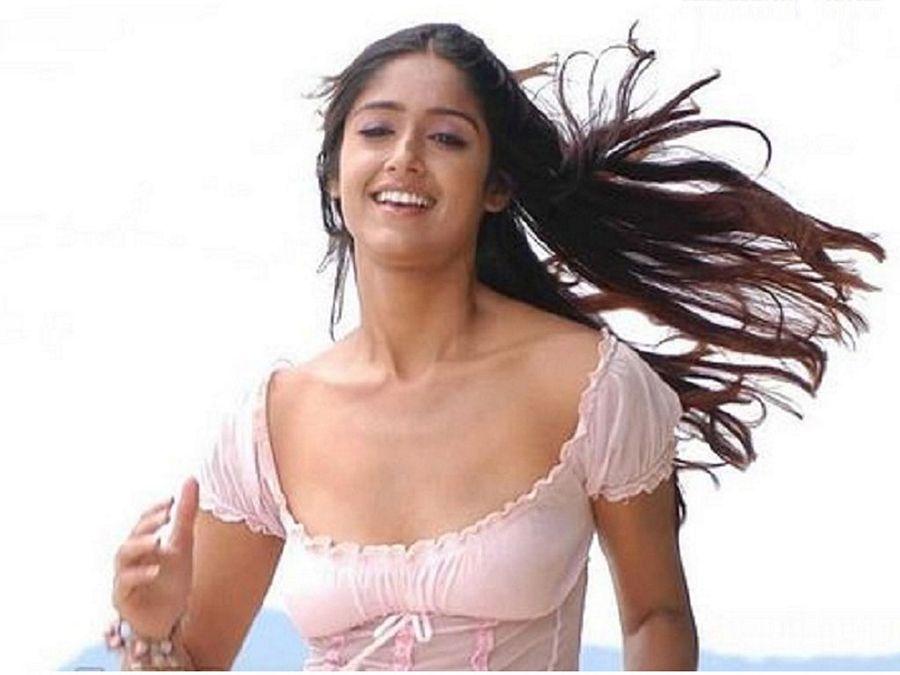 B'day Special: Ileana D'Cruz Hot & Spicy Wet Navel Show Photos are too Hot to Handle!