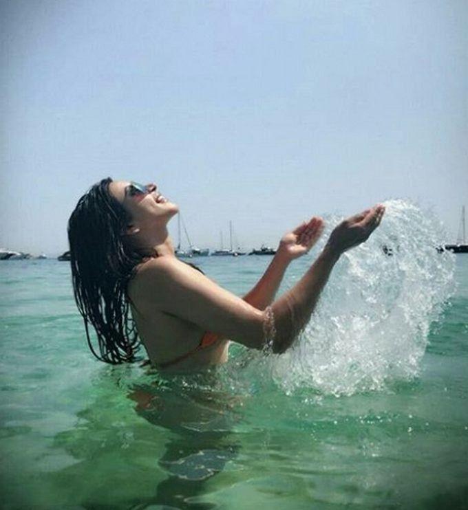 Indian Actress Shama Sikander looks extremely hot & sensuous in her Bikini Photos