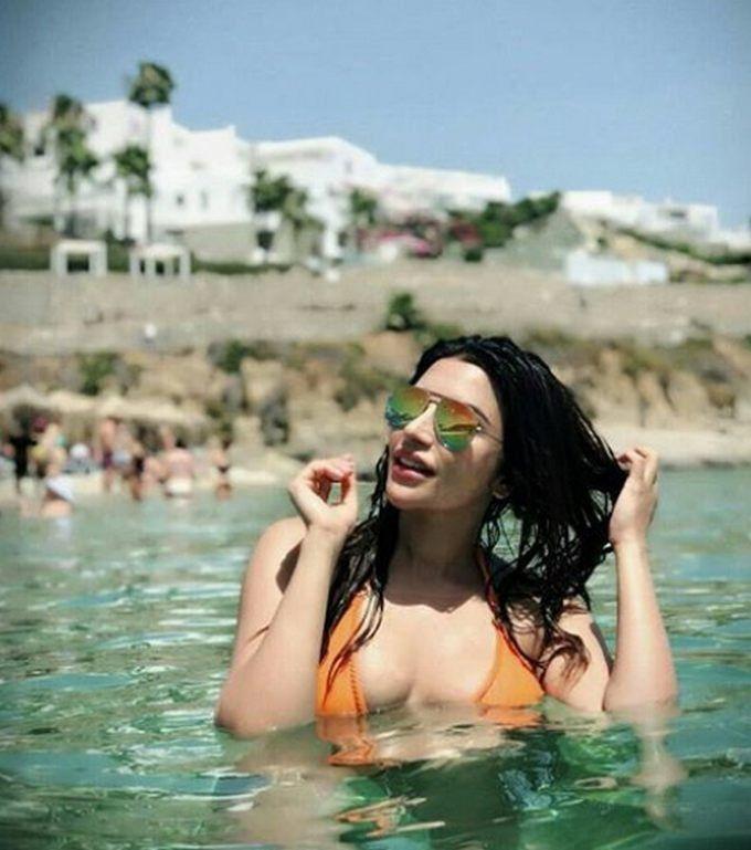 Indian Actress Shama Sikander looks extremely hot & sensuous in her Bikini Photos