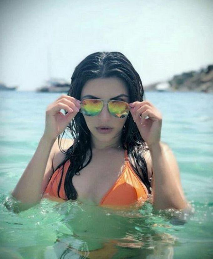 Indian Actress Shama Sikander looks extremely hot & sensuous in her Bikini Photos