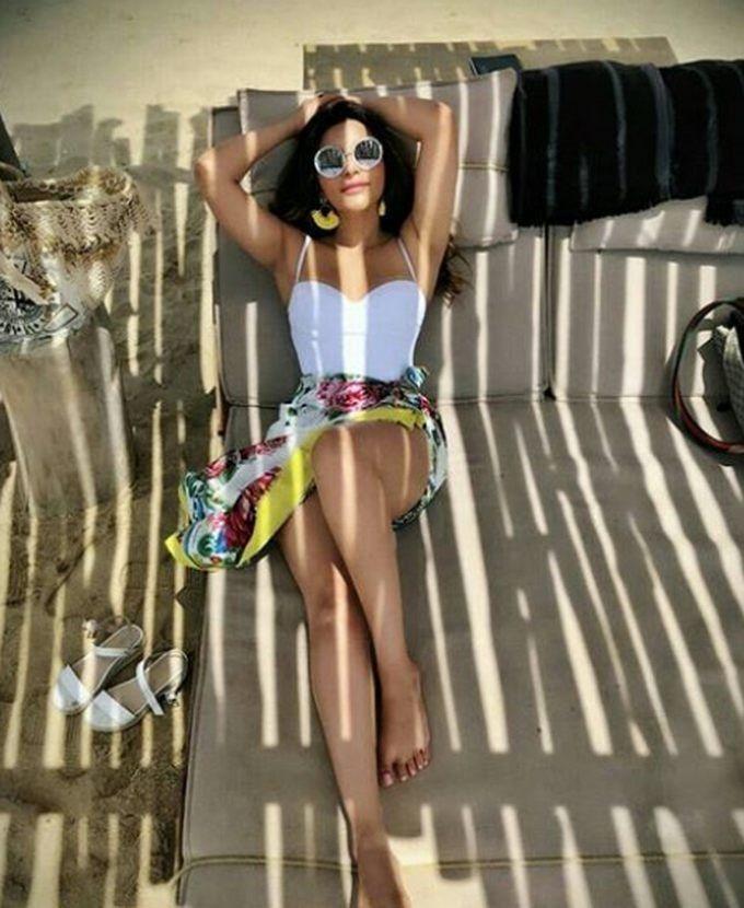 Indian Actress Shama Sikander looks extremely hot & sensuous in her Bikini Photos