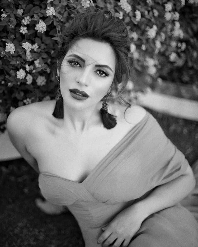 Indian Actress Shama Sikander looks extremely hot & sensuous in her Bikini Photos