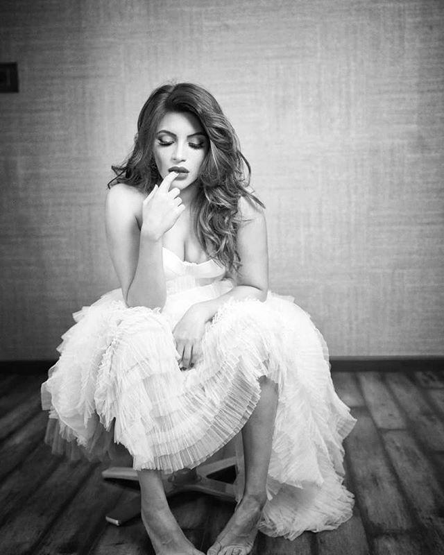 Indian Actress Shama Sikander looks extremely hot & sensuous in her Bikini Photos