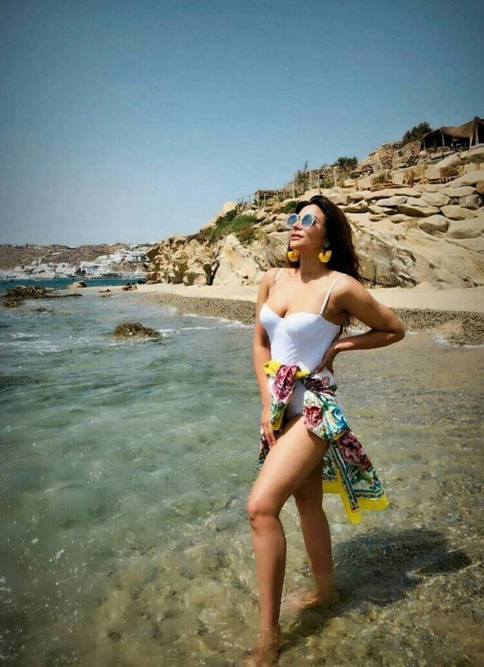 Indian Actress Shama Sikander looks extremely hot & sensuous in her Bikini Photos