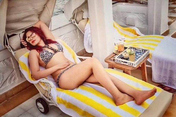 Indian Actress Shama Sikander looks extremely hot & sensuous in her Bikini Photos