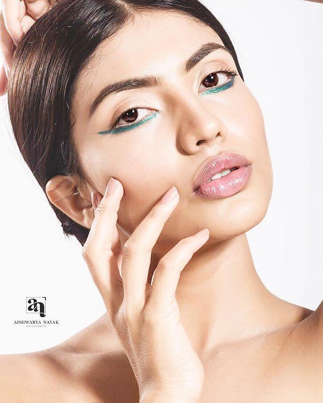 Indian Model & Actress Urvi Shetty Latest Hot & Spicy Photos