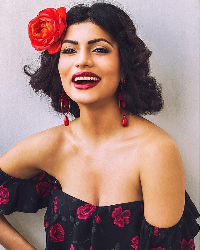 Indian Model & Actress Urvi Shetty Latest Hot & Spicy Photos