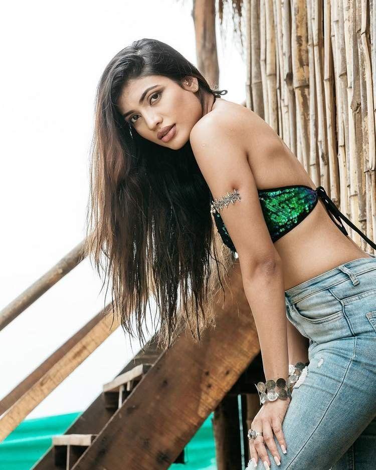 Indian Model & Actress Urvi Shetty Latest Hot & Spicy Photos