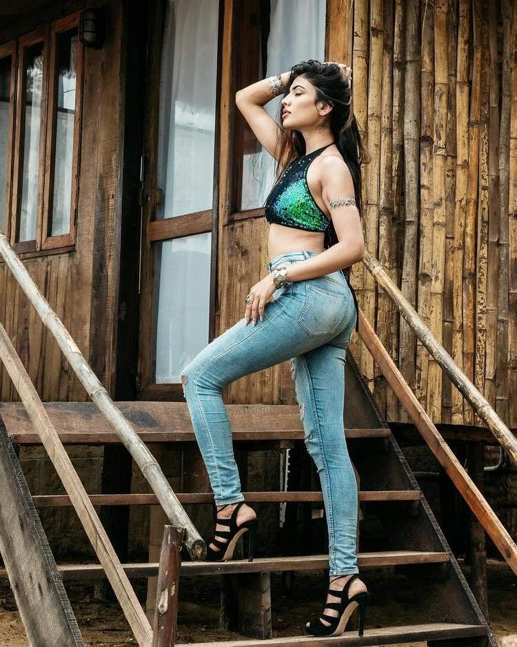 Indian Model & Actress Urvi Shetty Latest Hot & Spicy Photos