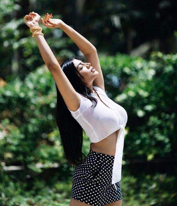 Indian Model & Actress Urvi Shetty Latest Hot & Spicy Photos