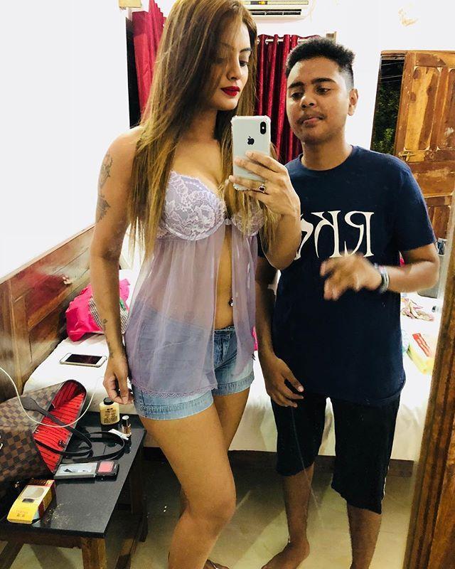 Indian Model Twinkle Kapoor Hot & Spicy Cleavage Show Clicks!