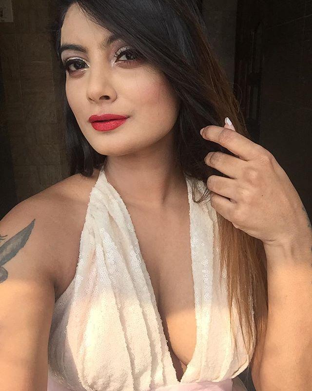 Indian Model Twinkle Kapoor Hot & Spicy Cleavage Show Clicks!