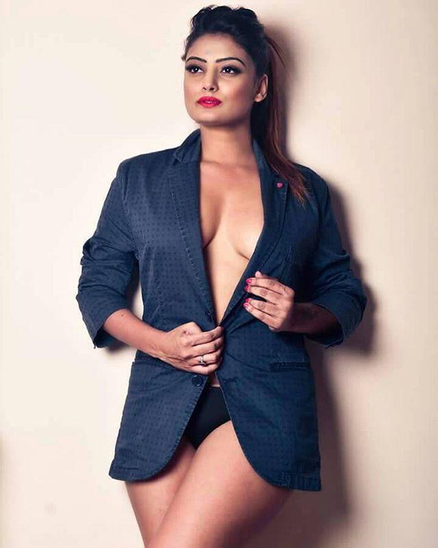 Indian Model Twinkle Kapoor Hot & Spicy Cleavage Show Clicks!