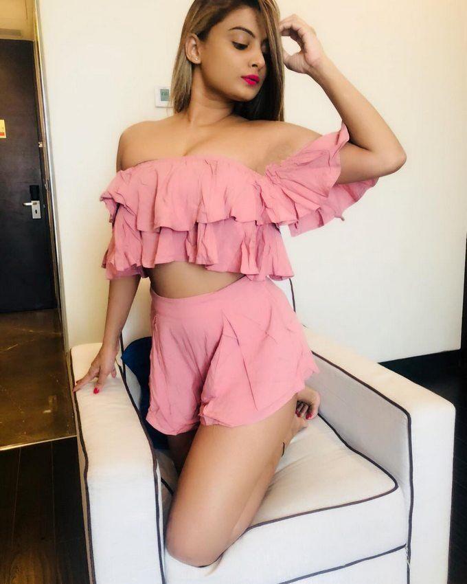 Indian Model Twinkle Kapoor Hot & Spicy Cleavage Show Clicks!