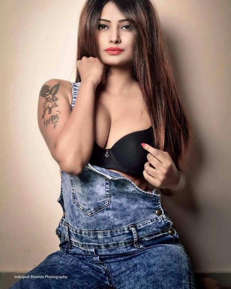 Indian Model Twinkle Kapoor Hot & Spicy Cleavage Show Clicks!
