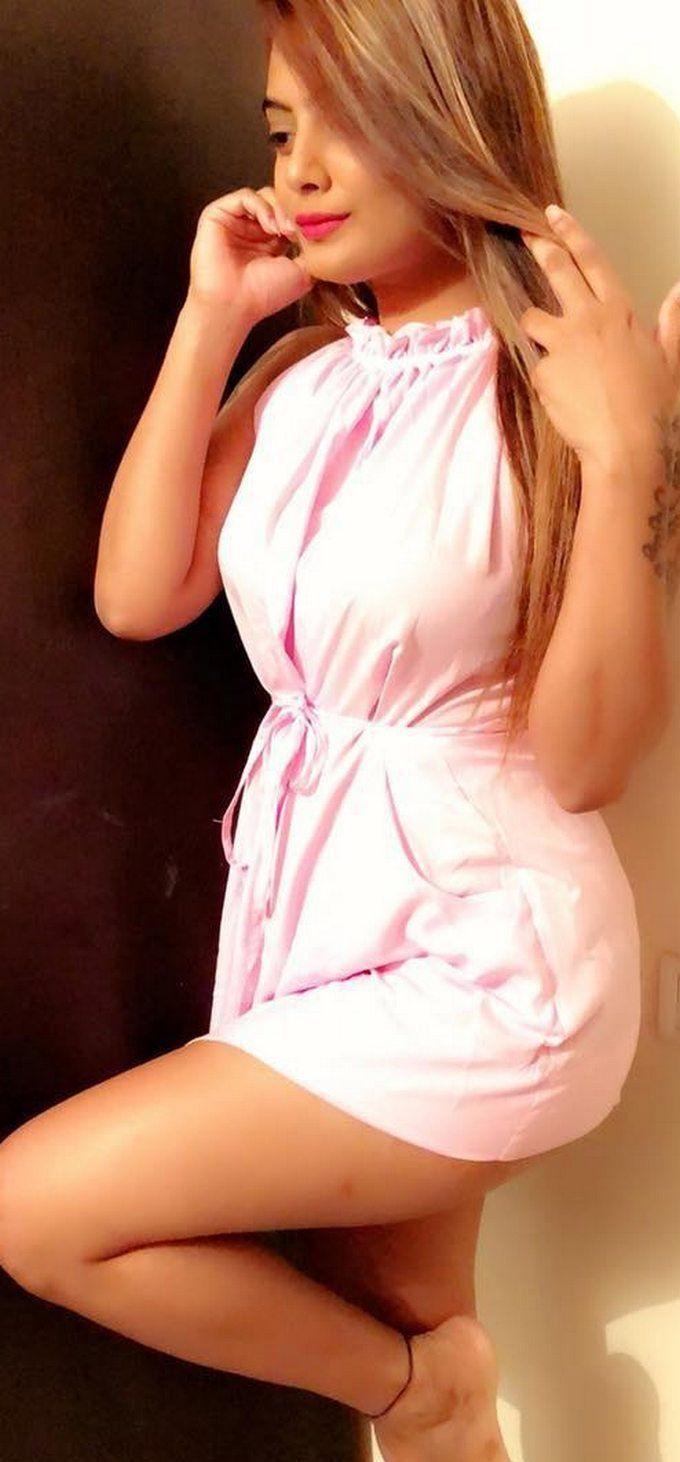 Indian Model Twinkle Kapoor Hot & Spicy Cleavage Show Clicks!