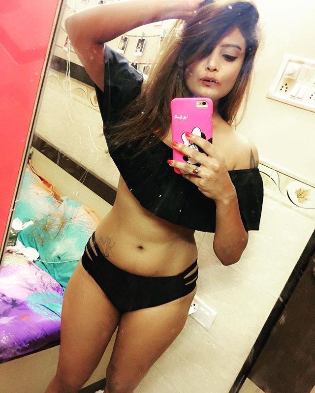 Indian Model Twinkle Kapoor Hot & Spicy Cleavage Show Clicks!