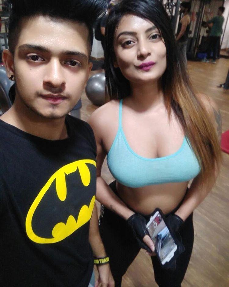 Indian Model Twinkle Kapoor Hot & Spicy Cleavage Show Clicks