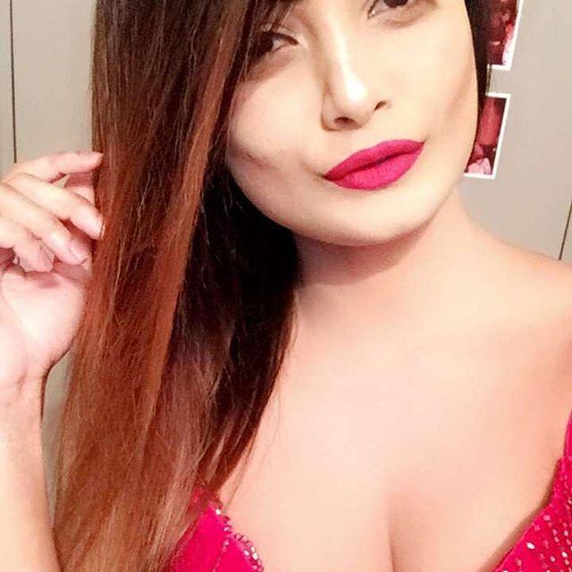 Indian Model Twinkle Kapoor Hot & Spicy Cleavage Show Clicks